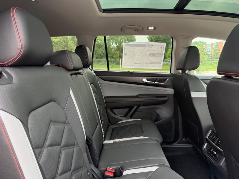 Volkswagen Atlas Vehicle Full-screen Gallery Image 5