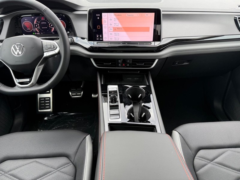 Volkswagen Atlas Vehicle Full-screen Gallery Image 8