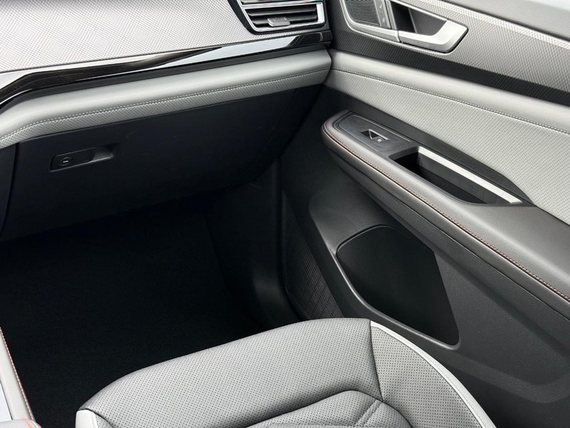 Volkswagen Atlas Vehicle Full-screen Gallery Image 11