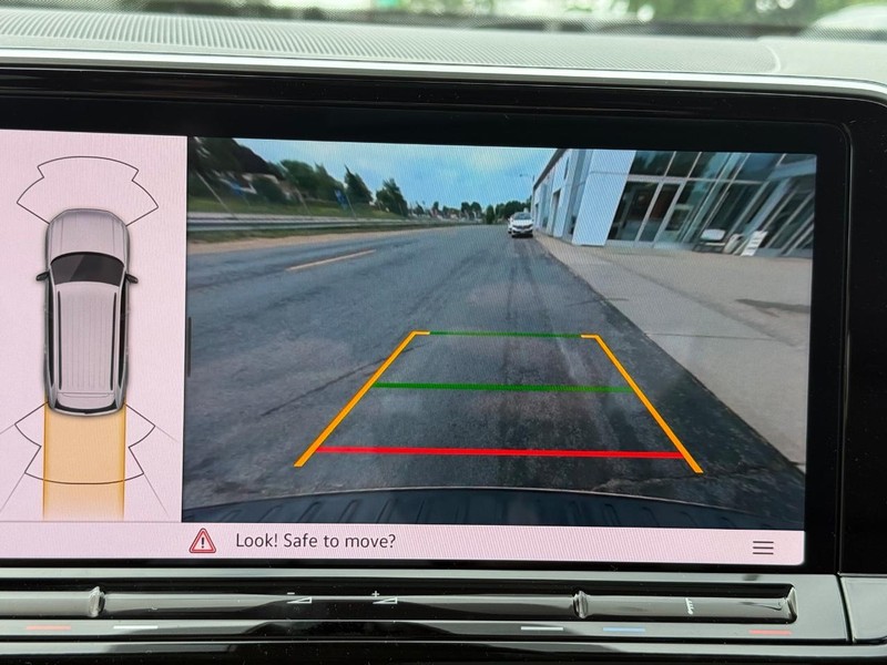 Volkswagen Atlas Vehicle Full-screen Gallery Image 13