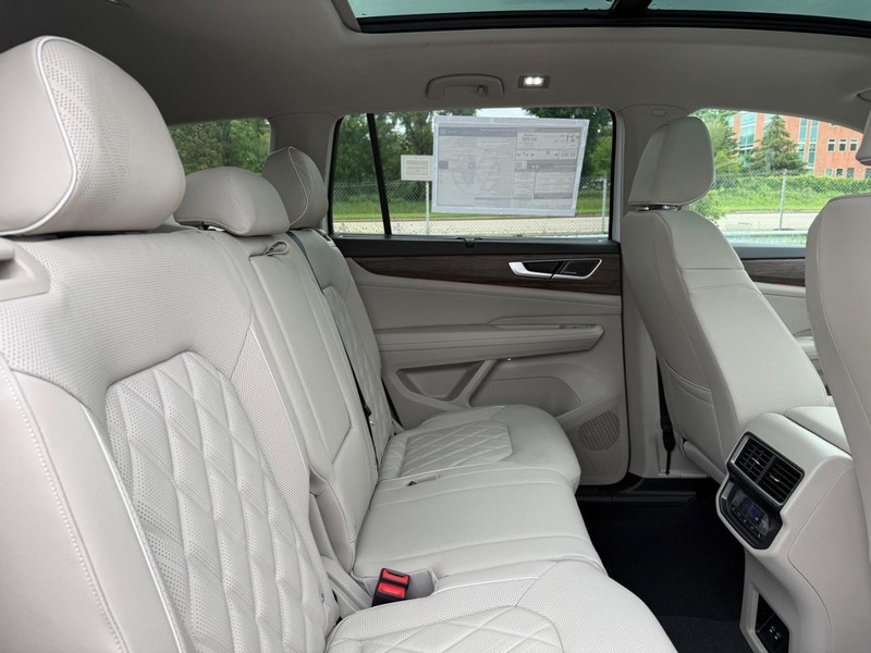 Volkswagen Atlas Vehicle Full-screen Gallery Image 4
