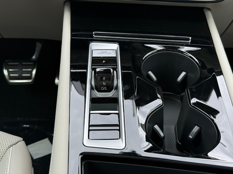 Volkswagen Atlas Vehicle Full-screen Gallery Image 7