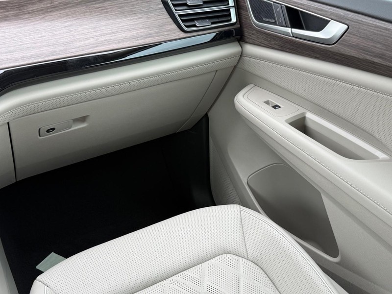 Volkswagen Atlas Vehicle Full-screen Gallery Image 8