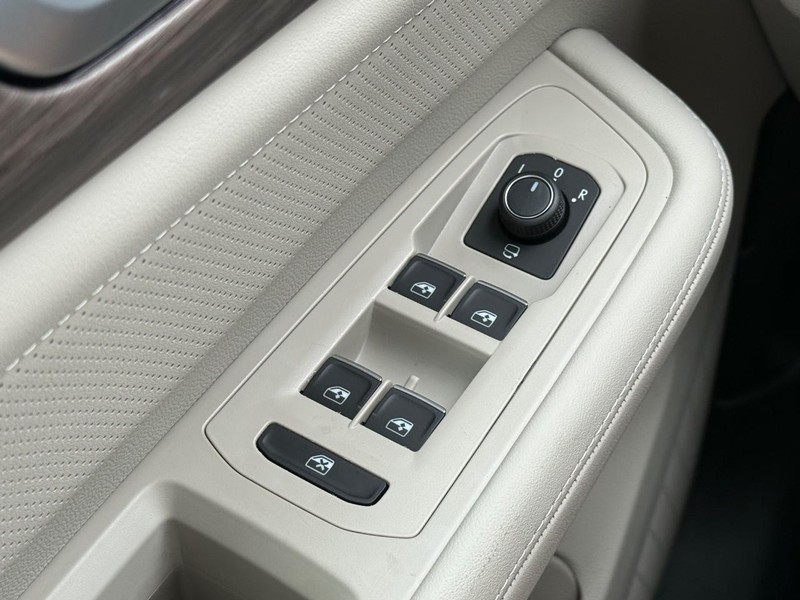 Volkswagen Atlas Vehicle Full-screen Gallery Image 12