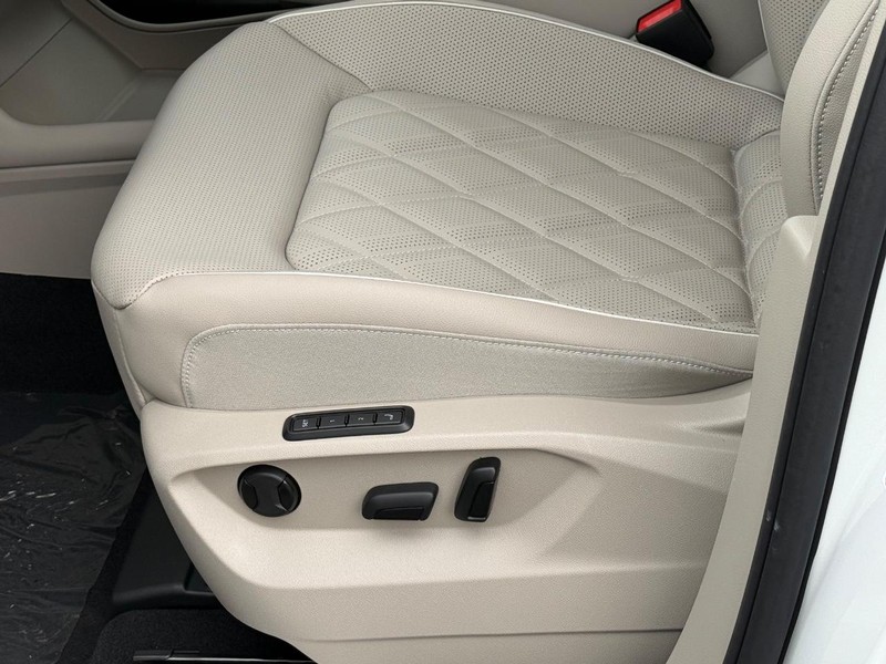 Volkswagen Atlas Vehicle Full-screen Gallery Image 14