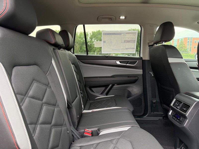 Volkswagen Atlas Vehicle Full-screen Gallery Image 4