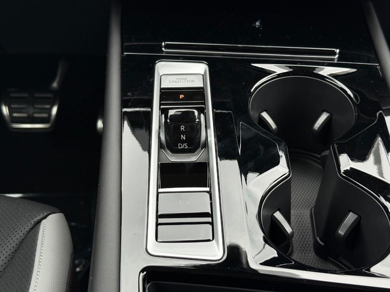 Volkswagen Atlas Vehicle Full-screen Gallery Image 8
