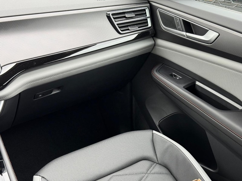 Volkswagen Atlas Vehicle Full-screen Gallery Image 9