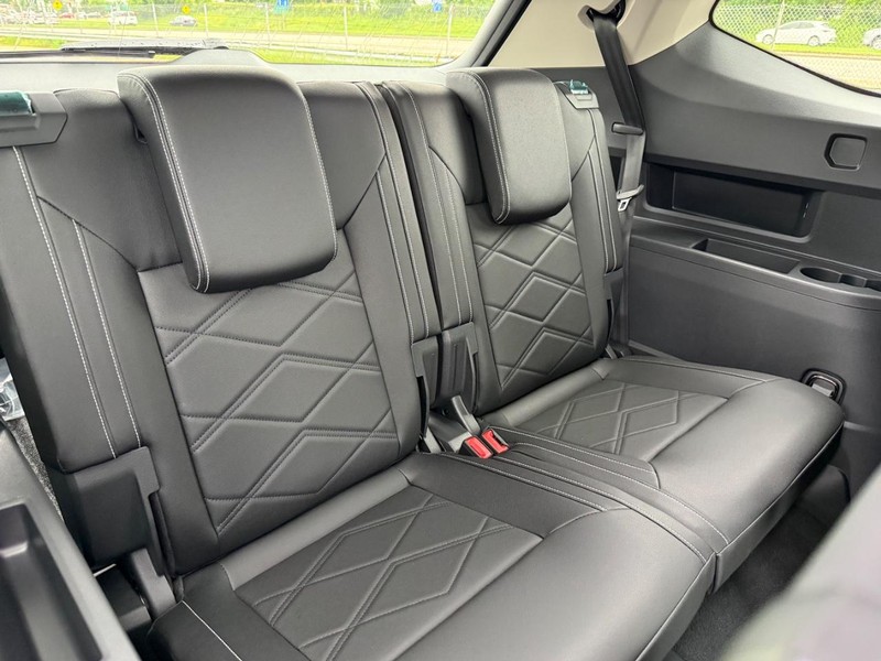 Volkswagen Atlas Vehicle Full-screen Gallery Image 4