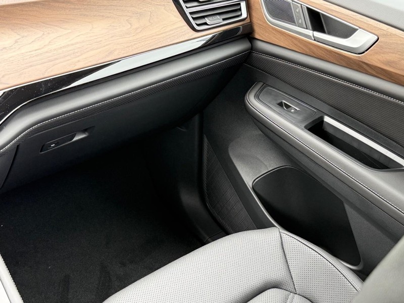 Volkswagen Atlas Vehicle Full-screen Gallery Image 9
