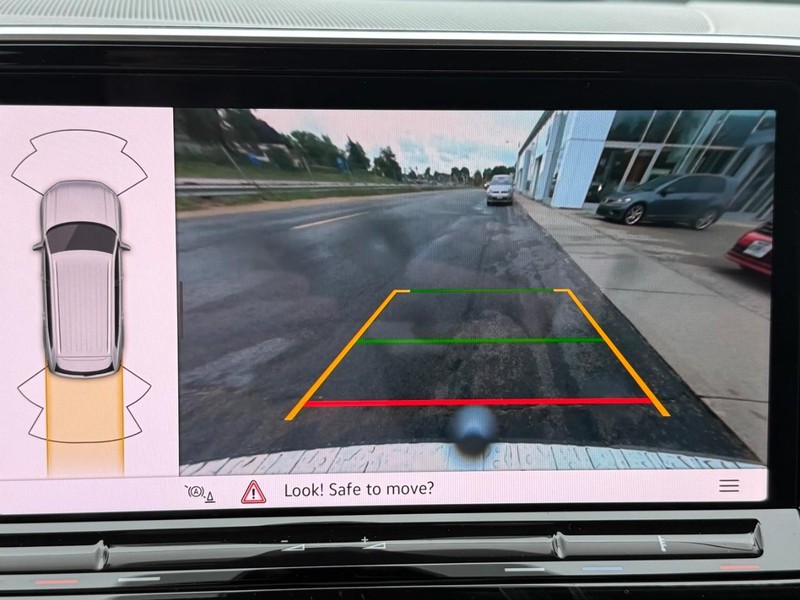 Volkswagen Atlas Vehicle Full-screen Gallery Image 12