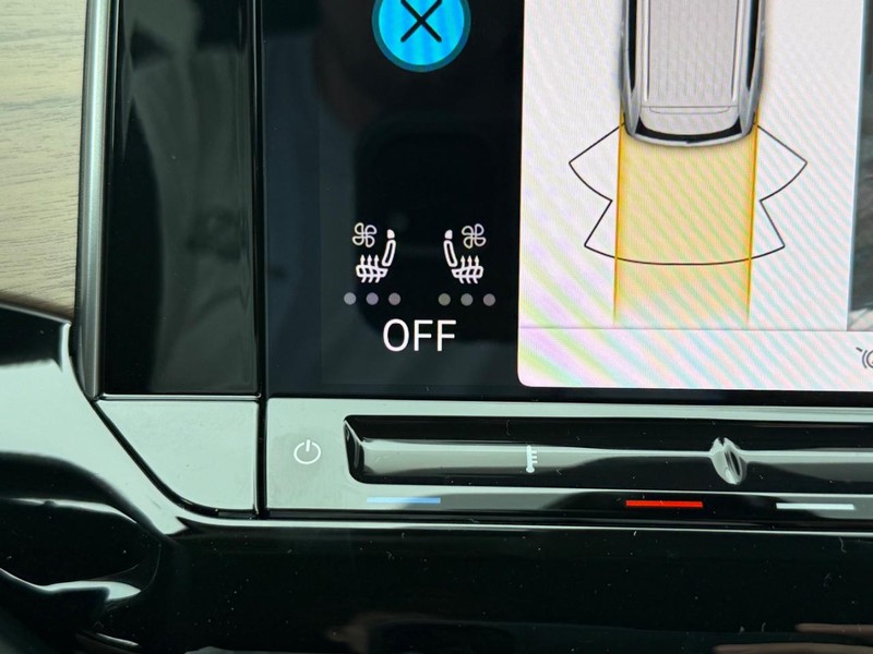 Volkswagen Atlas Vehicle Full-screen Gallery Image 13