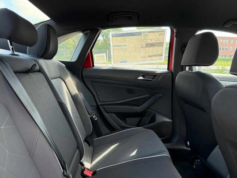Volkswagen Jetta Vehicle Full-screen Gallery Image 5