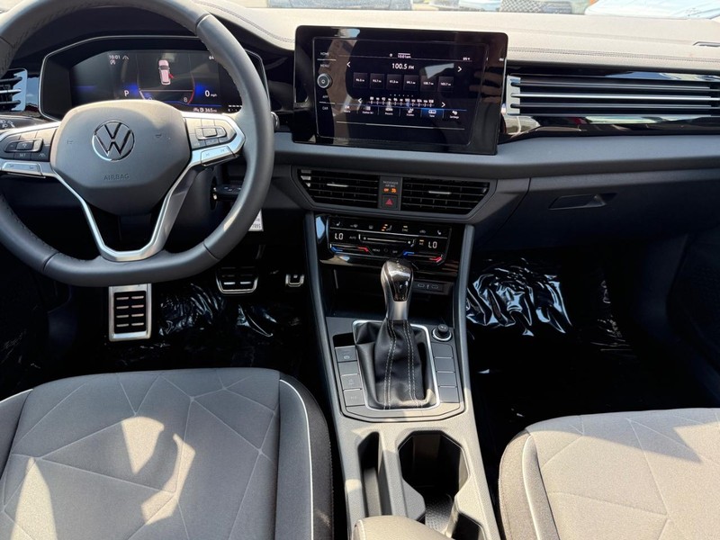 Volkswagen Jetta Vehicle Full-screen Gallery Image 6