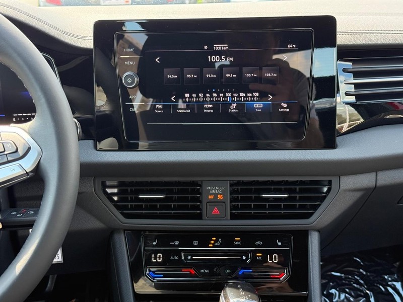 Volkswagen Jetta Vehicle Full-screen Gallery Image 7