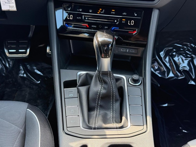 Volkswagen Jetta Vehicle Full-screen Gallery Image 8