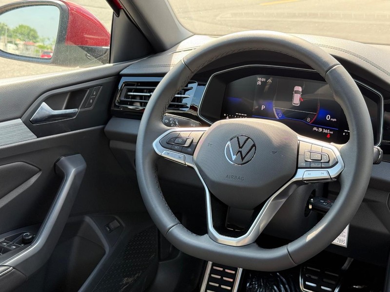 Volkswagen Jetta Vehicle Full-screen Gallery Image 9