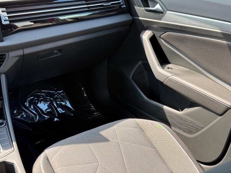 Volkswagen Jetta Vehicle Full-screen Gallery Image 10