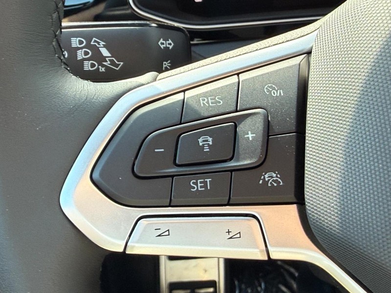 Volkswagen Jetta Vehicle Full-screen Gallery Image 11