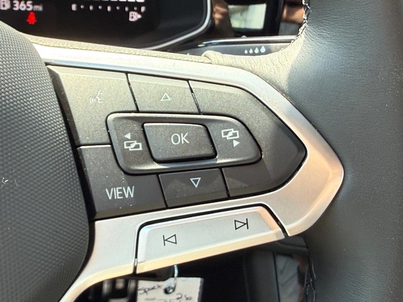 Volkswagen Jetta Vehicle Full-screen Gallery Image 12