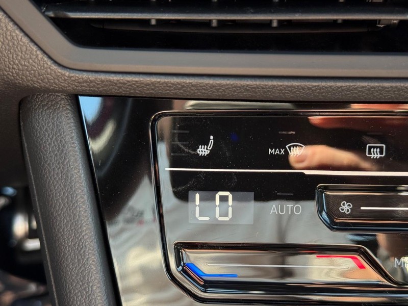 Volkswagen Jetta Vehicle Full-screen Gallery Image 14