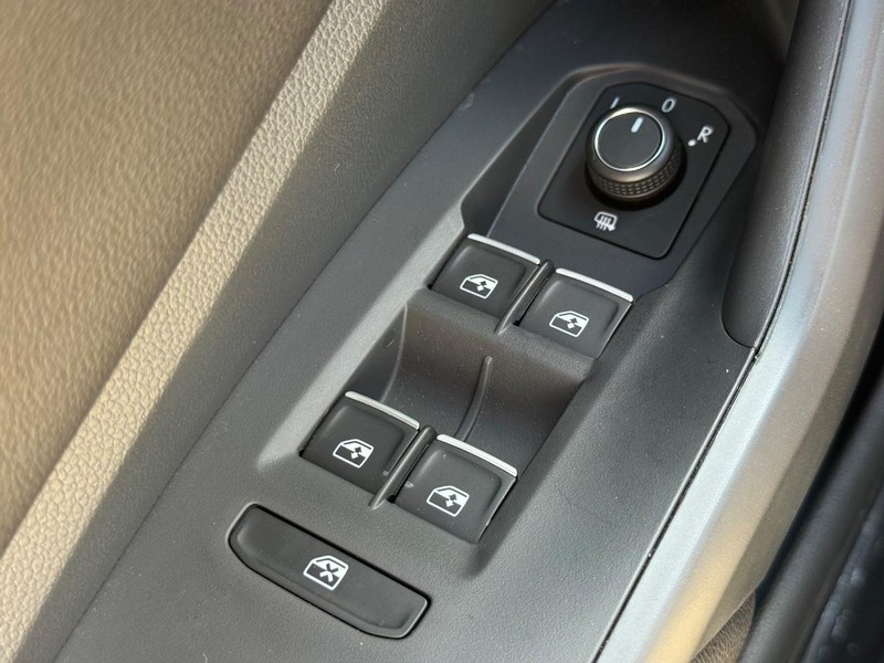 Volkswagen Jetta Vehicle Full-screen Gallery Image 15
