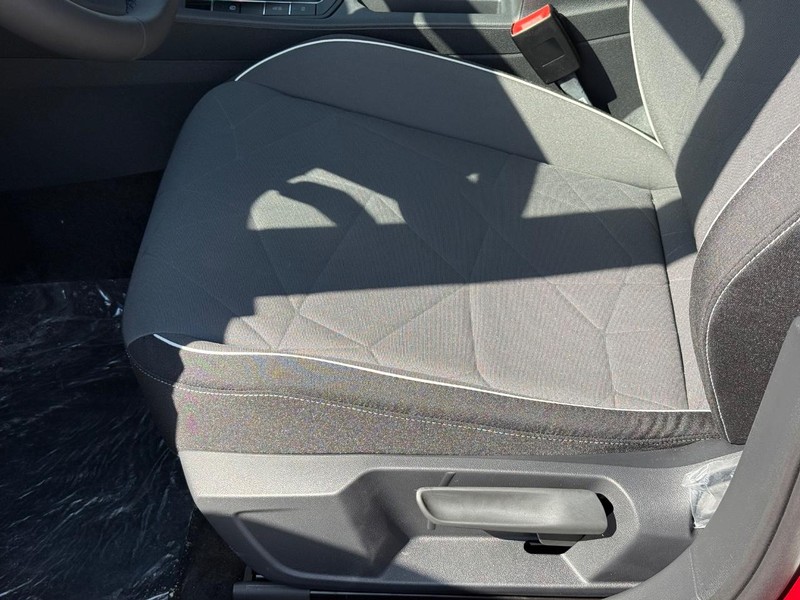 Volkswagen Jetta Vehicle Full-screen Gallery Image 16